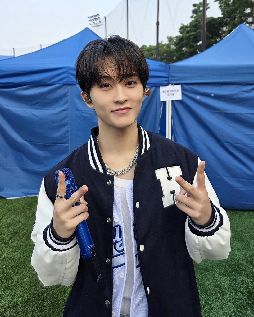 #NCTDREAM &amp; #마크, 대학 축제도 완벽하게 찢었다!
히트곡 퍼레이드 → 전곡 떼창 폭발! 콘서트장 방불케 한 캠퍼스의 열기

m.entertain.naver.com/home/article/1…