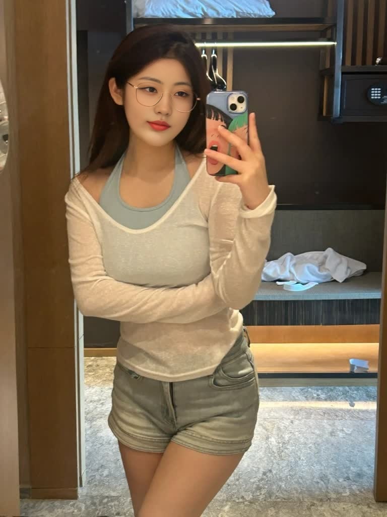 MollySu4242's tweet photo. Feel like casual today, come stay at home with me~😪

#ootd #asiangirl #casuals https://t.co/h8WS785yPX