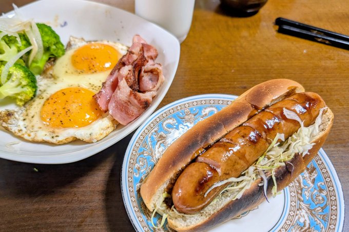 朝から家具屋(の配送)からの電話を待ってるがなんとも言ってこないので下に降りて朝食。電話は朝の9時から夕方6時までっていうのもアバウトだな。スマホの番号知らせておけばよかった‥

朝食はまたホットドッグと卵。パンもそれ用にして、ソーセージもでかいのにしたので食いがいはある。 