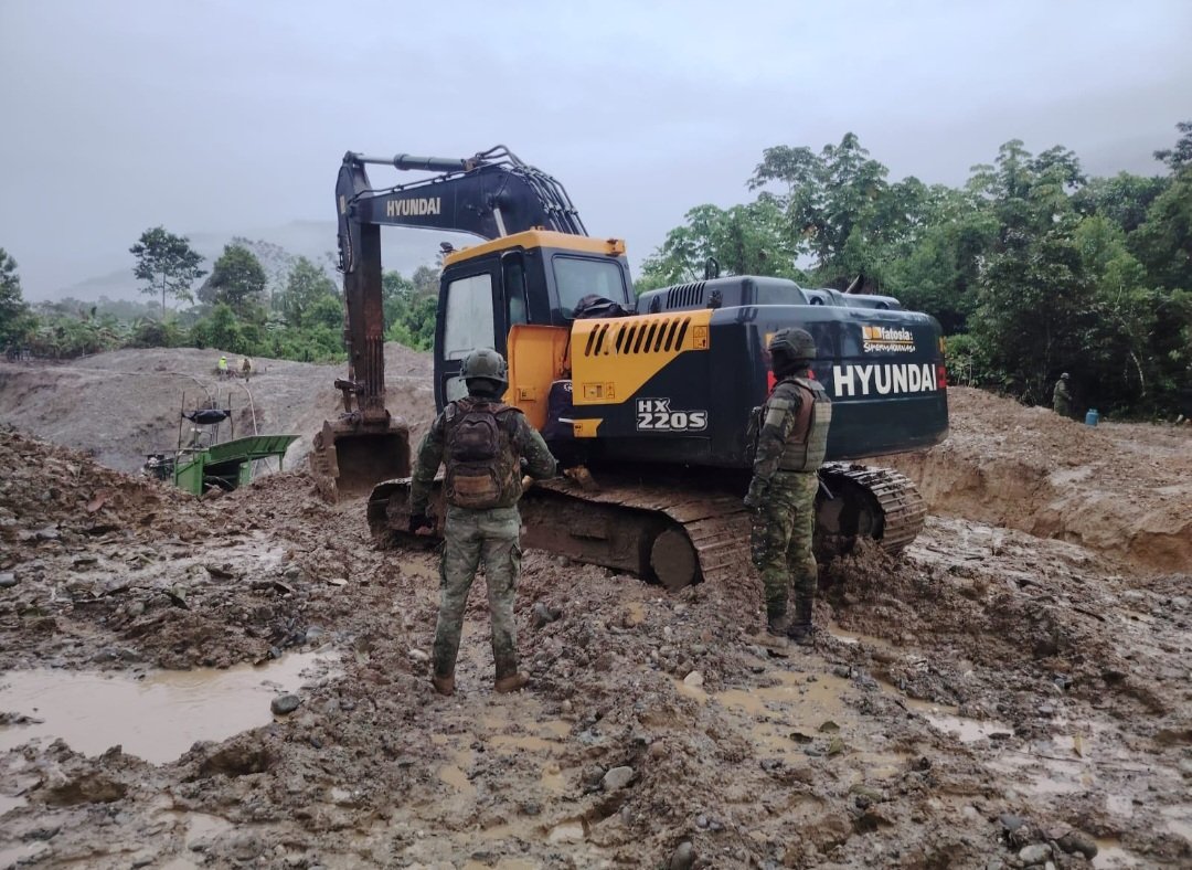 EcEnDirecto's tweet image. #ATENCIÓN 
Operaciones militares fueron ejecutadas por personal militar del Ejército Ecuatoriano, en el sector de los #Pinchos, parroquia Los Encuentros, cantón Zamora, con el objetivo de controlar la actividad de extracción #ilegal de minerales, y contaminación del medio