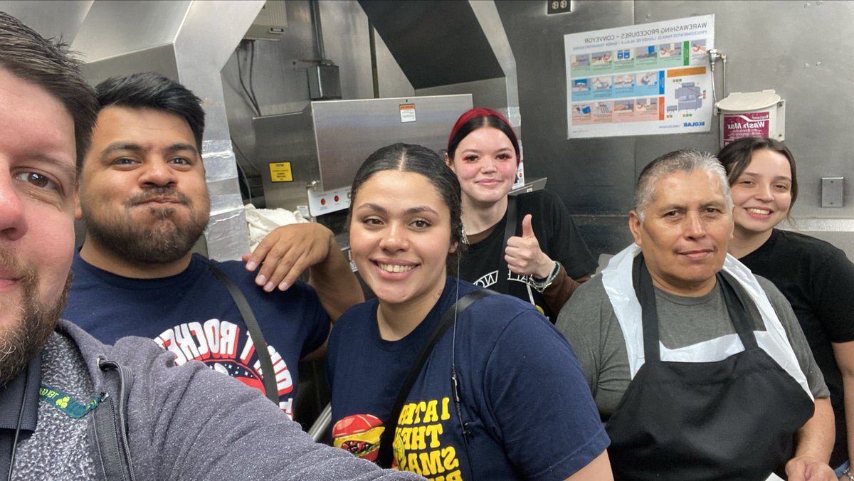 realjbrown's tweet photo. @Chilis Arlington Heights was the place to be on Wednesday, this team owned the evening and delivered on Chilihead Hospitality while living our purpose! #ChilisLove @ckouzmanoff1 🌶️ https://t.co/75MA0l7QPD
