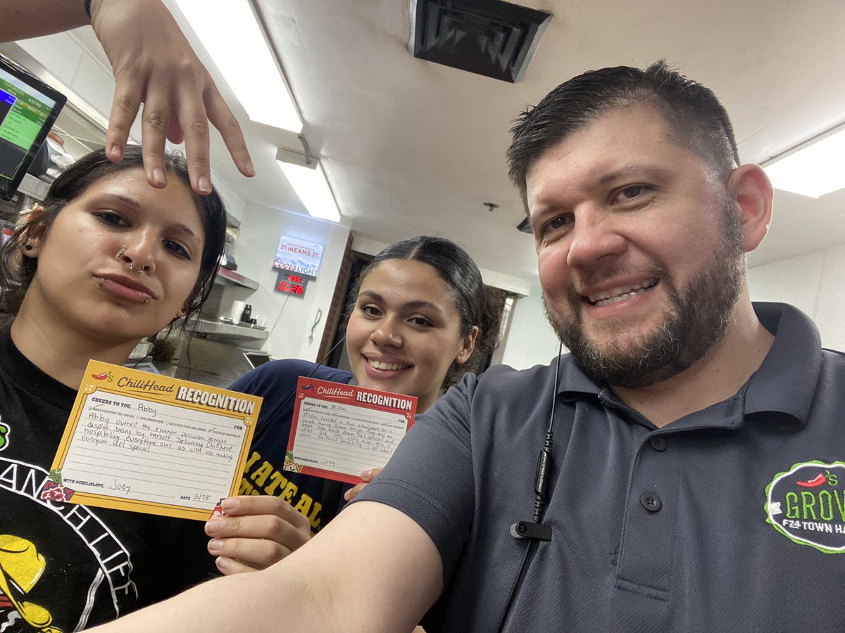 realjbrown's tweet photo. @Chilis Arlington Heights was the place to be on Wednesday, this team owned the evening and delivered on Chilihead Hospitality while living our purpose! #ChilisLove @ckouzmanoff1 🌶️ https://t.co/75MA0l7QPD