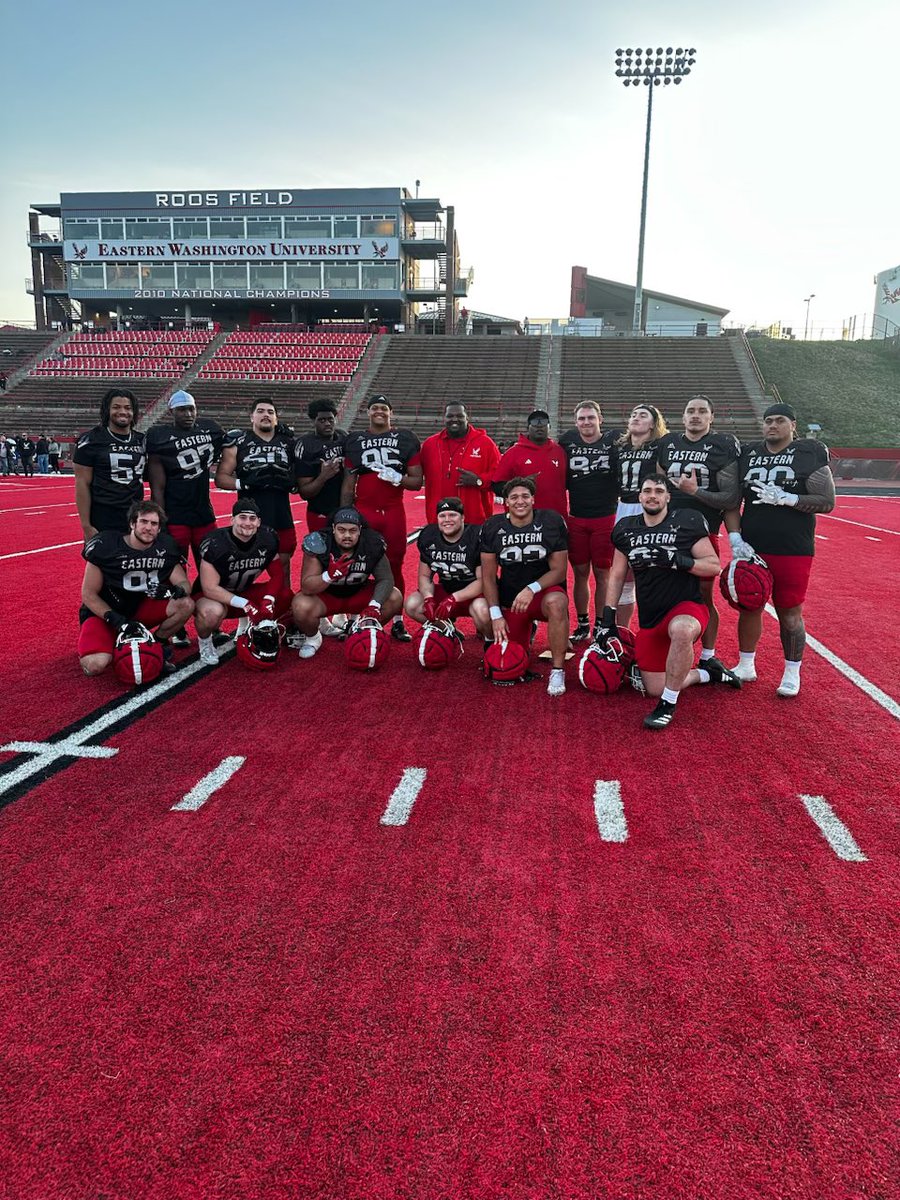 Best way to unwind from being on the road is to break bread with the BIG time recruits already on campus! 🦅🦅 

P.s. Here’s another pic that’s not blurry 😂