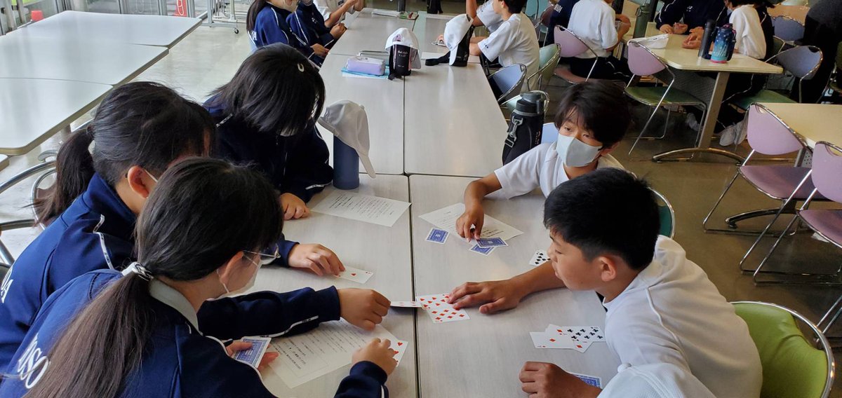 【バーンガ体験中！】
１年生が、異文化コミュニケーションゲームの「バーンガ」を体験しています。トランプを使って、無言で行うこのゲーム。おしゃべり好きな一年生がどんな違和感を感じ、そこから何を学ぶか楽しみです。