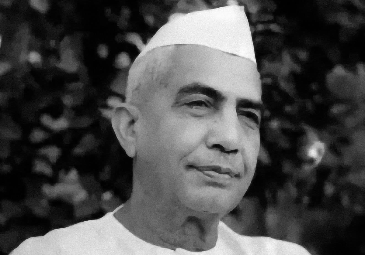 किसानों के मसीहा, लोकप्रिय जननायक, भारत के पूर्व प्रधानमंत्री 'भारत रत्न' चौधरी चरण सिंह जी की पुण्यतिथि पर उन्हें विनम्र श्रद्धांजलि।

वह सच्चे मायनों में लोकतंत्र के प्रहरी थे। राष्ट्र निर्माण में उनके अतुलनीय योगदान सदैव हमारे लिए प्रेरणास्रोत रहेंगे।