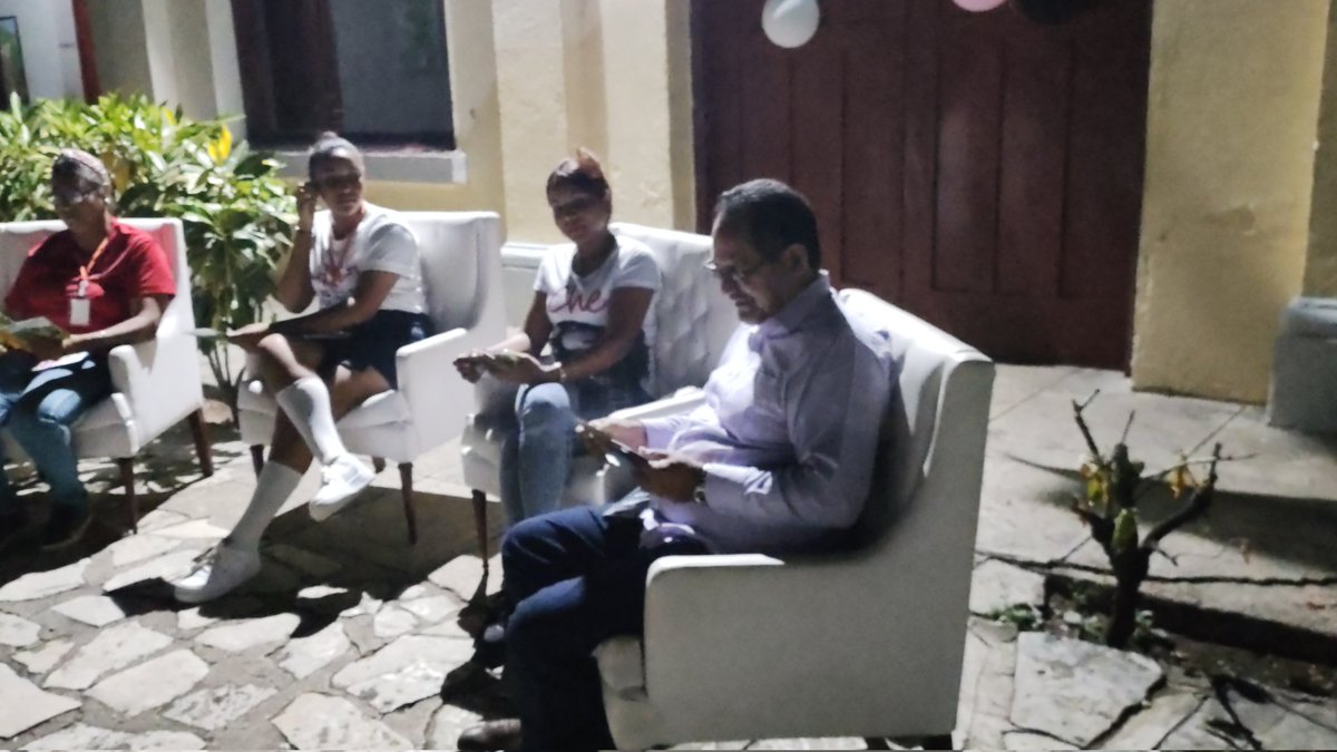 FeemScu1970's tweet photo. En la noche de hoy tuvimos un encuentro con nuestro Director General de Educación y la Primera Secretaria de la UJC.

Compartimos inquietudes y propuestas en un diálogo abierto, fortaleciendo el compromiso juvenil con la educación 📚 y el futuro de nuestra provincia 🌟. 
#FEEM https://t.co/D1U1tx91dt