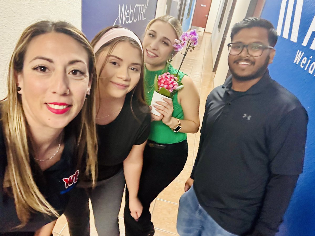 aluna0707's tweet image. Feeling incredibly grateful to the amazing students who surprised me with a thoughtful gift 🎁 your kindness and appreciation mean the word. Thank you 🙏🏼 🙌🏼#drlunasclass #WesternTech #DontGiveUpRiseUp #CollegeForTheRealWorld