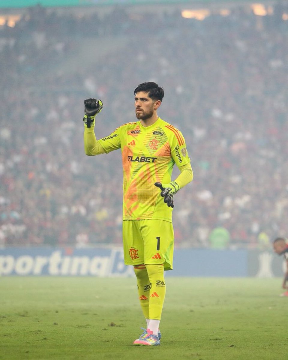 futtmais's tweet photo. Rossi evitou uma catástrofe no Maracanã para o Flamengo.

Goleiraço! https://t.co/rAEdr1BSt8