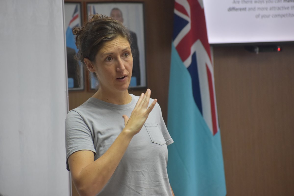 UNDP_Pacific's tweet photo. @UNDP_Pacific partnered with @PeaceCorps Fiji to empower rural market vendors &amp; farmers through the #MarketsForChange project; thanks to Volunteer Kaitlan Mahoney for driving impact across 12 markets! #GenderEquality #PacificPartnerships

🔗https://t.co/cw3xbr29hU https://t.co/21Hyn0MX0m