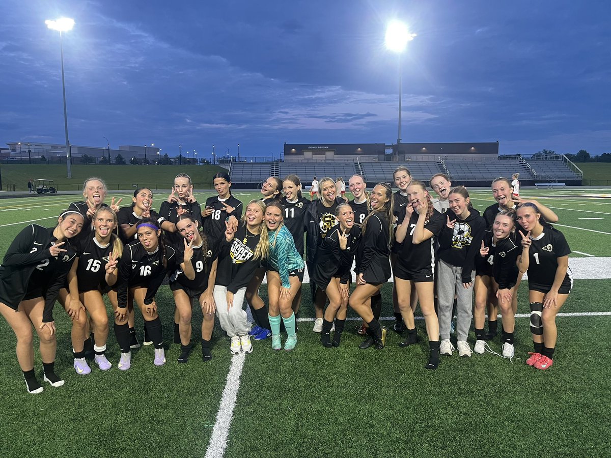 Congrats to these girls on winning 4-0 against Mason City! We will go on to play Johnston on Friday for the substate final.

Thank you seniors!