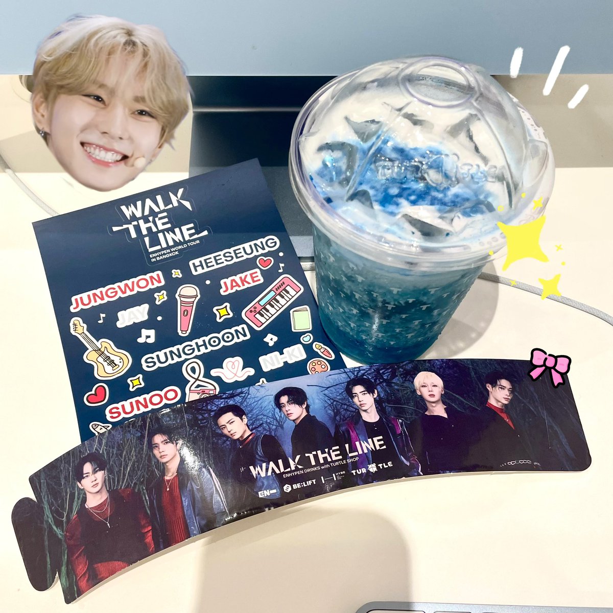 cutiepiejwny's tweet photo. ชั้นกินแล้วชั้นจะเป็นแวมไพร์ไหมมม🧛🩵
#WALKTHELINE_IN_BANGKOK
#EnhypenDrinks #Turtlecafe https://t.co/RqkBqbhg1O