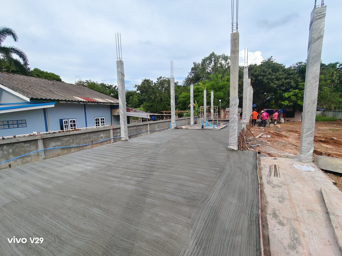 เทพื้นเสร็จแล้วร้อย งานต่อไปโครงหลังคา  ร้านกางเกงในที่ใหม่ อุดรธานี