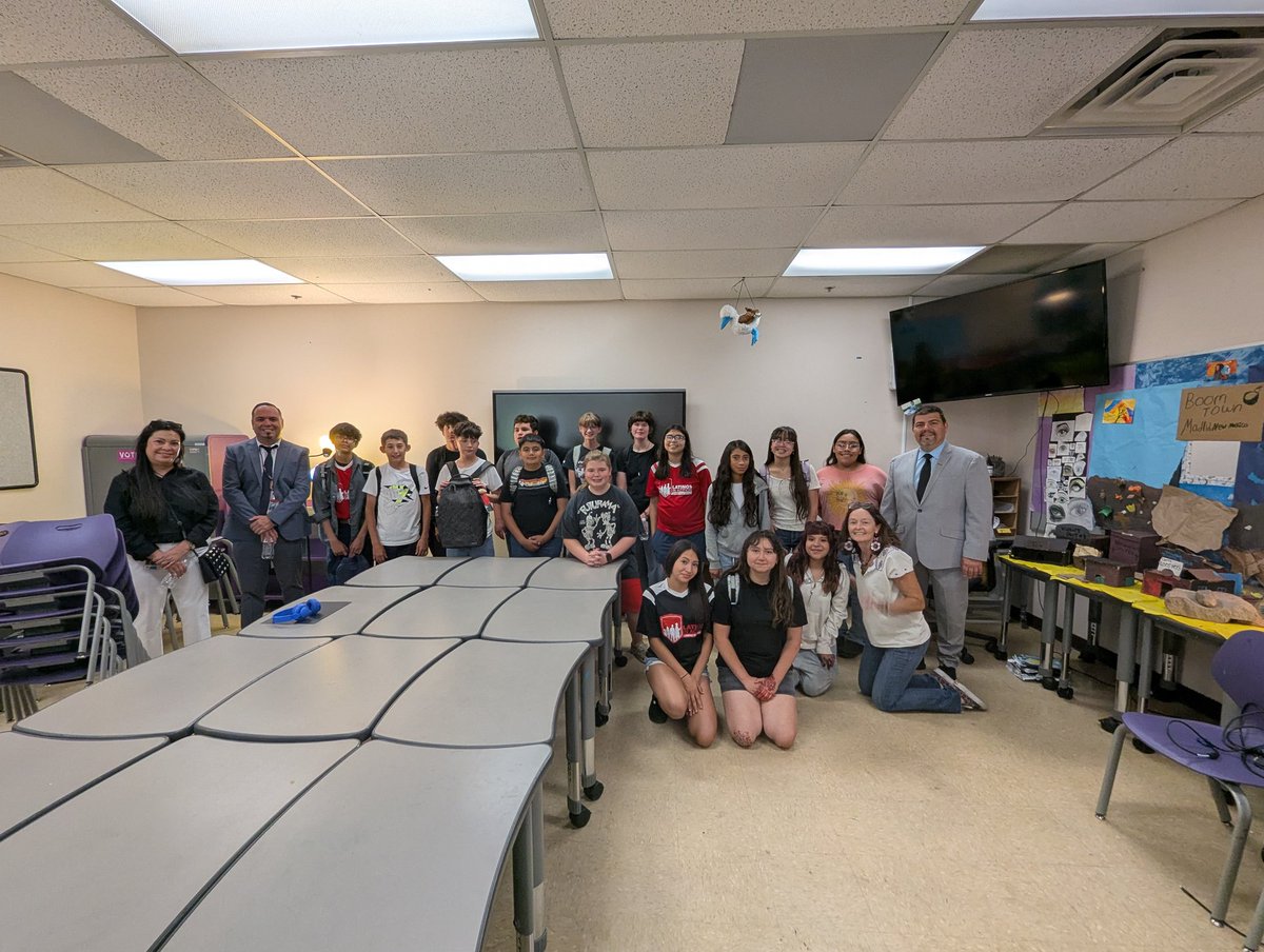 ignacior38's tweet image. Stopped by Camino Real MS to congratulate our Latinos in Action students for being recognized in art, short film & more! Proud of their creativity, culture, and leadership. ¡Felicidades! @LCPSnet @latinosinacti0n