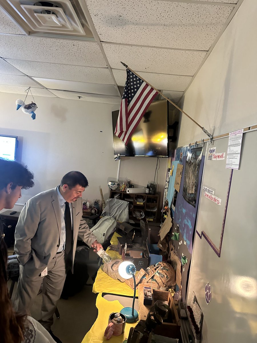 ignacior38's tweet image. Stopped by Camino Real MS to congratulate our Latinos in Action students for being recognized in art, short film & more! Proud of their creativity, culture, and leadership. ¡Felicidades! @LCPSnet @latinosinacti0n