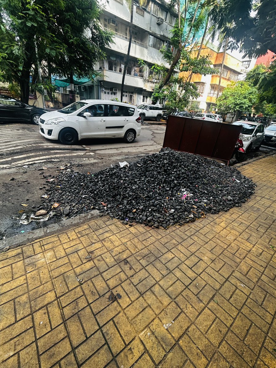 pratikc07051990's tweet photo. It’s been more than 20days the construction work is done and still the remains/construction leftovers are not been cleaned. 
@mybmc - Request your attention and immediate action and get the area cleaned .
Precise location - Shivaji Park G-North Road no-5 https://t.co/ERNXPeYFzX
