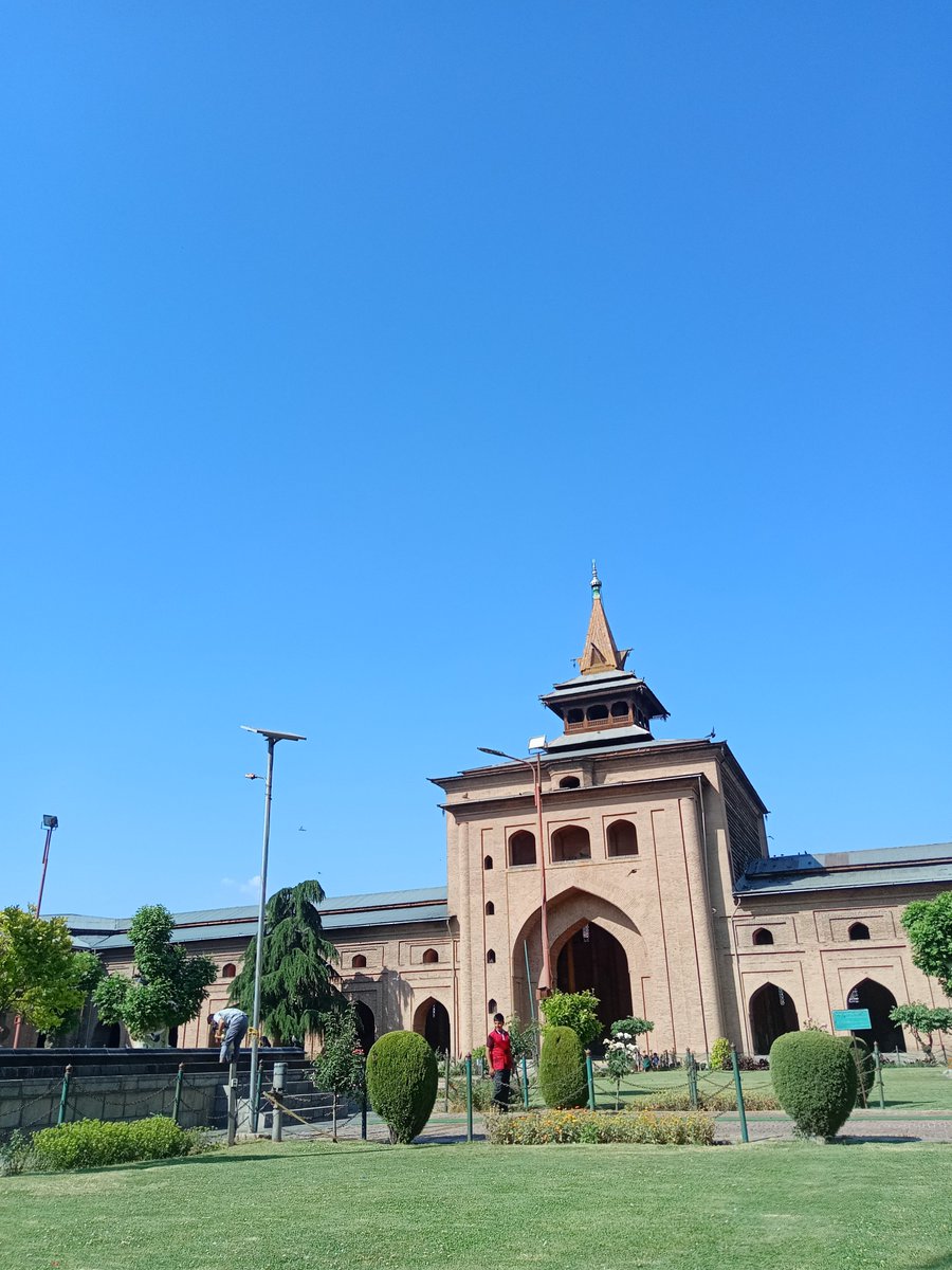 Jamia connects you with the rich Islamic history of Kashmir

♦️Jamia Masjid Srinagar