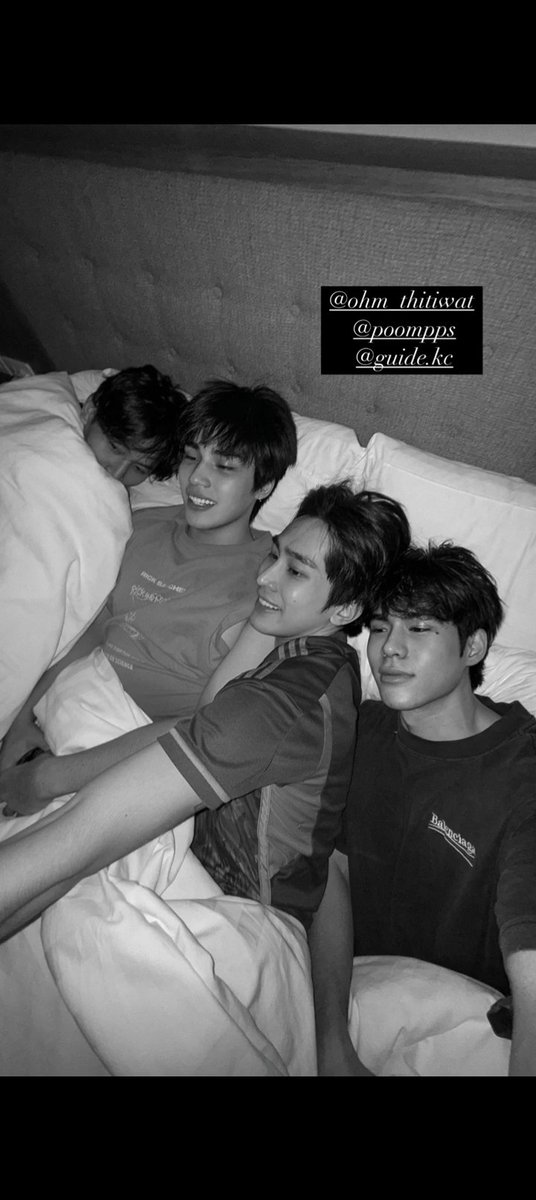 rzm_bii's tweet image. Jangan bilang kalian lagi bikin konten vlog  ? 😁
Kangen Kebersamaan kalian seperti ini 🥹 meski sekarang kalian bukan di agency yang sama lagi tapi persahabatan tetap terjalin 🥰

#SnapProject #OhmThitiwat #โอห์มไง #Tr_Journey