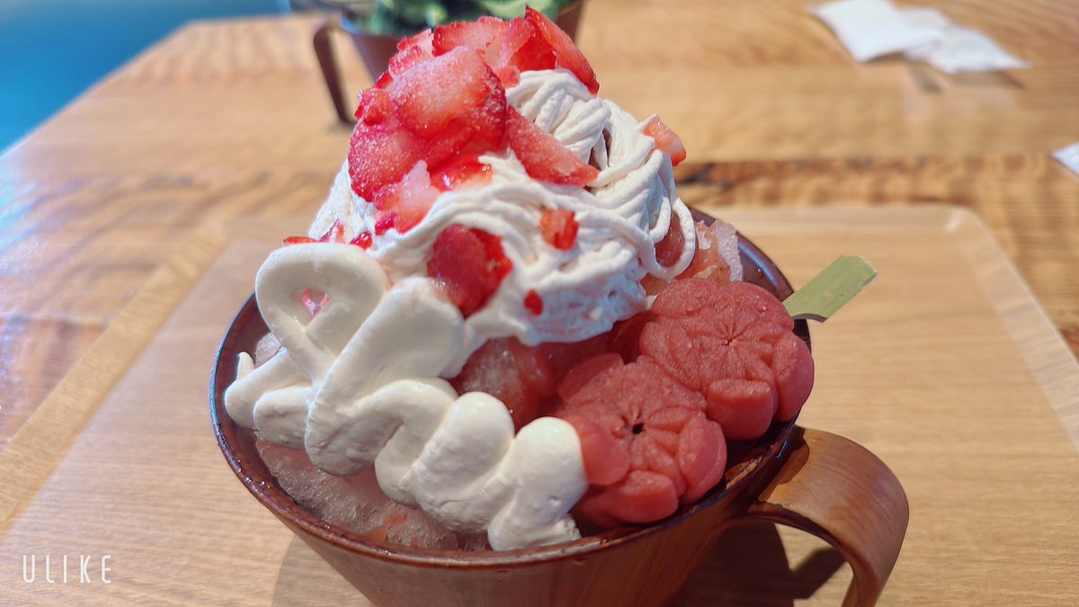 kyokohaha0217's tweet photo. 今日お休みセンセと2人で用事…帰りに今年初のかき氷🍧
氷ふわふわで美味しかった😊
雨じゃなければ屋上で足湯入りながら食べれたなあ
#SHU
#MURE https://t.co/G1L6LL53ds