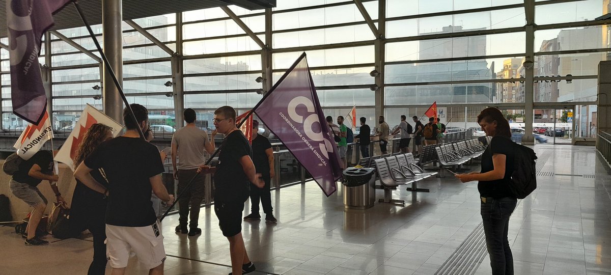 coslaplana's tweet photo. Primera parada del piquet de Castelló a l'estació de Renfe. 
Continuem avançant pel centre de la ciutat.
#VagaGeneral29M https://t.co/Mlc8pTzfB4