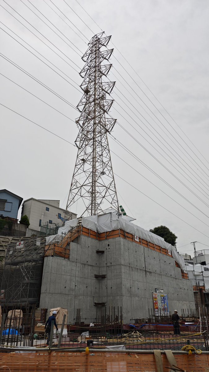 rennen_kranz's tweet photo. 希望ヶ丘駅近くの鉄塔のハシゴ落下させてショート。
落雷ほどでは無いがバーーンってでかい音したわ。
近隣18000世帯停電中 https://t.co/pj4ZA6eUDH