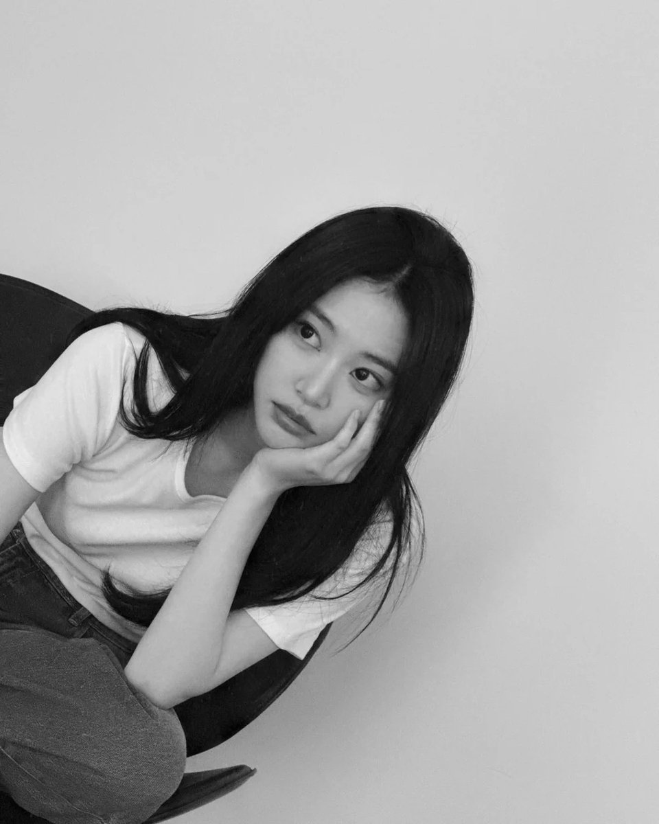 hyewnzoa's tweet image. Setelah melewati masa yang sulit, kini aku kembali dengan lembaran baru sebagai Cho Hyewon di bawah naungan KeyEast Entertainment. Tolong nantikan  karya aktris Cho Hyewon di masa depan ya, Daileee.