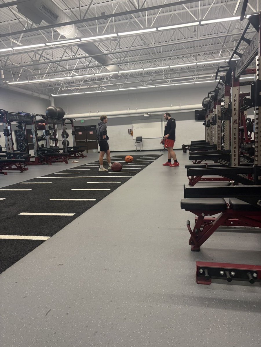 andrew_kri87554's tweet image. Thank you Joey Lombard for the 1 on 1 work today, hope to see you in an NFL jersey soon. @JoeyLombard77 @SDCoyotesFB @AnokaFootball @BoWasurick @PrepRedzoneMN @OJW_Scouting @CoachMarkarian