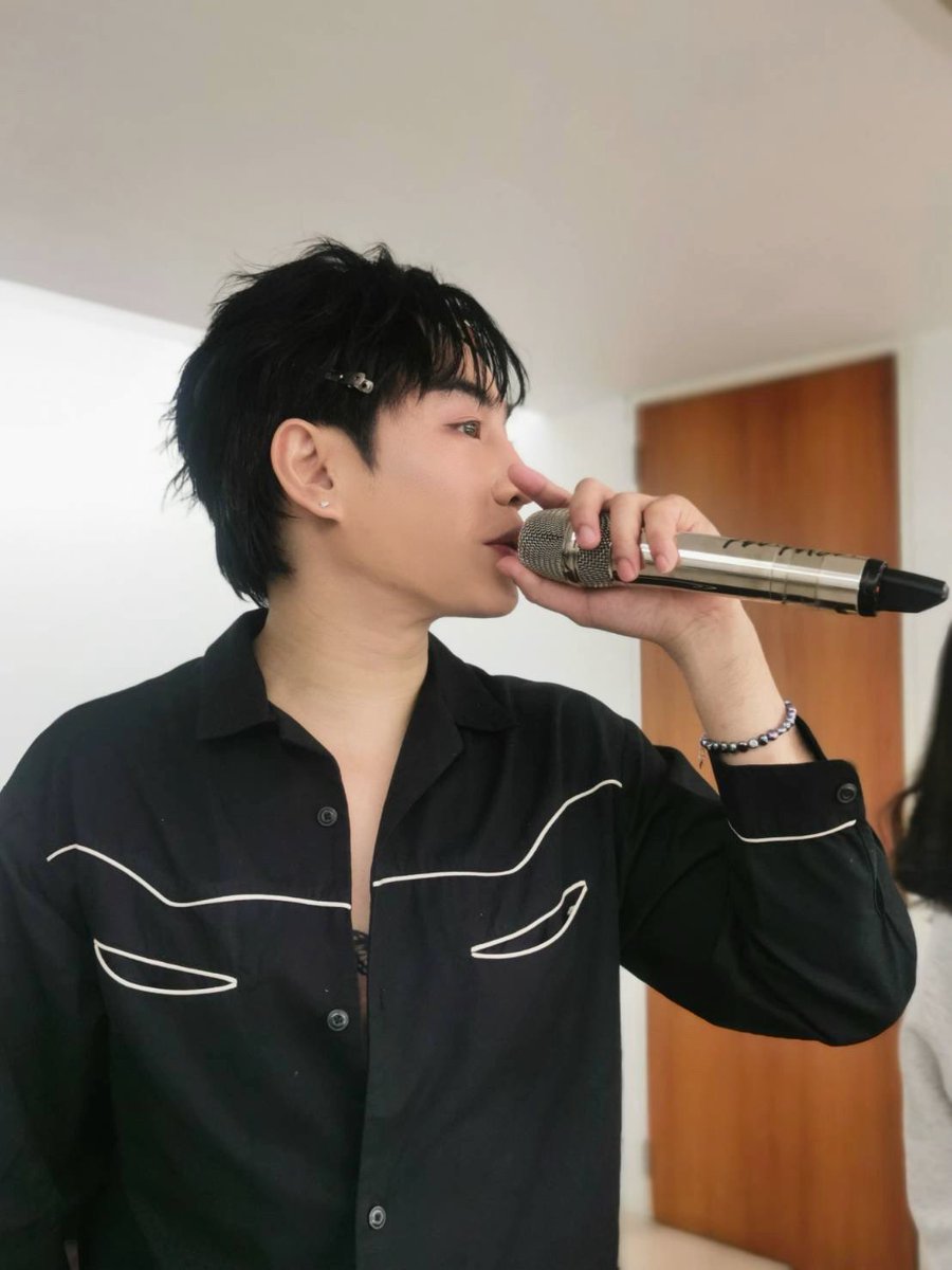 Palit_Official's tweet photo. เฮียถ่ายรายการโปรโมทเพลงใหม่ 📸
รายการอะไร? ออนวันไหน? เดี๋ยวคิมมาแจ้งอีกทีเน้อ 🙏💙 @peckpalit #PeckPaLitChoke #เป๊กผลิตโชค https://t.co/dOMGv7Mo8Y