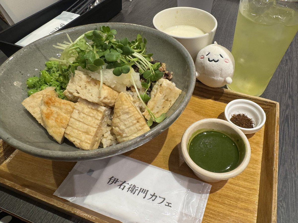 wakodaisy's tweet image. 今日は用事で大阪へ🚄
明日はいつもの診察の日なので、今日はめちゃヘルシーな感じですw

#豆腐ハンバーグゆずおろしのどんぶり
#伊右衛門カフェ 
#ルクア