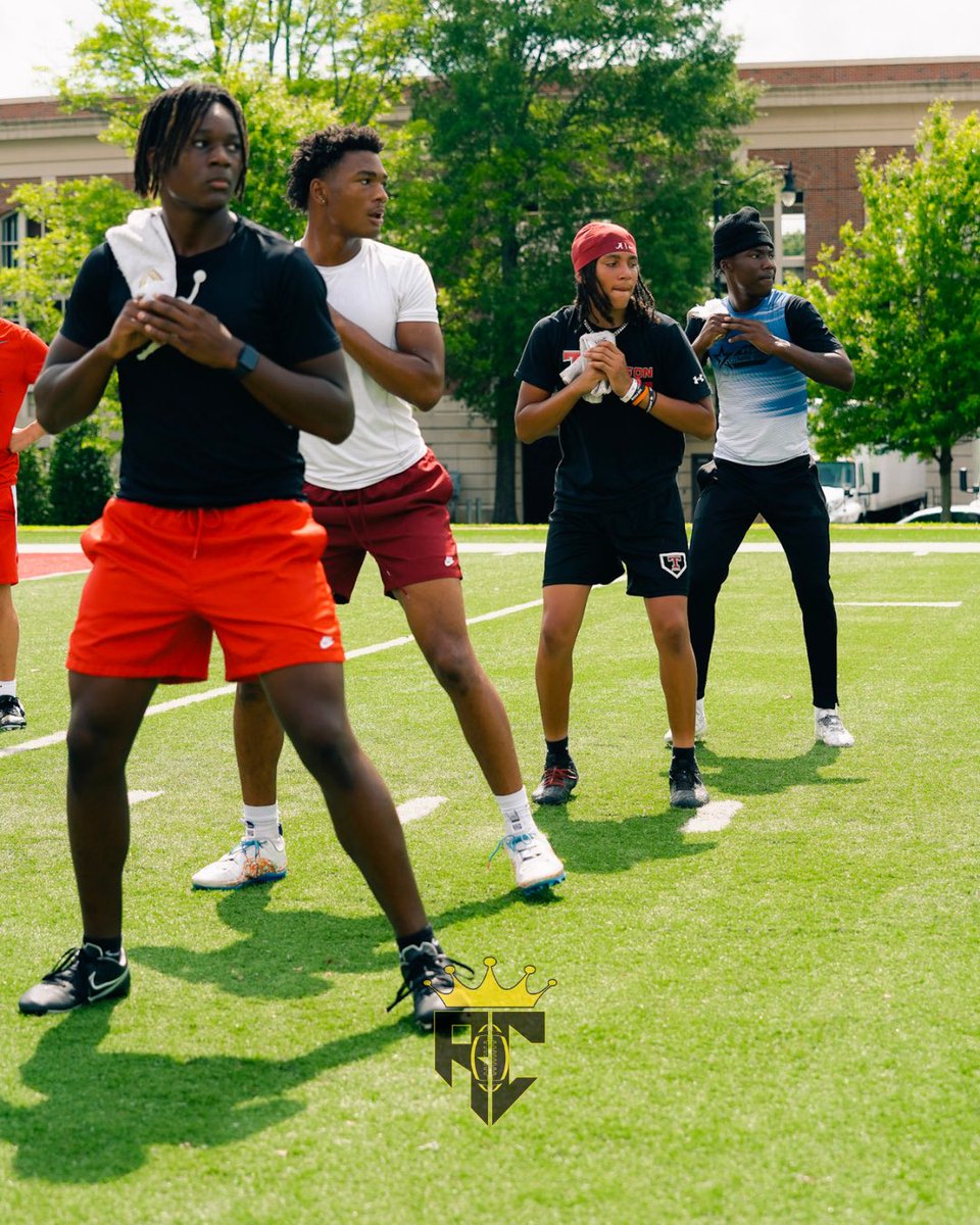 raisingchamps_'s tweet photo. Men at work๐โ ๏ธ
๐ธ: Nic Kirsch
#RaisingChampions #TheLab #HardWork #EliteQBTraining #QBs #Quarterbacks #WRs #SkillsTraining #QBMindset #QBDevelopment #RC25 #RouteRunners #RCNIL #RecruitRC #GodIsUndefeated #GODisGOOD #TTown https://t.co/pxxDUr0OPK