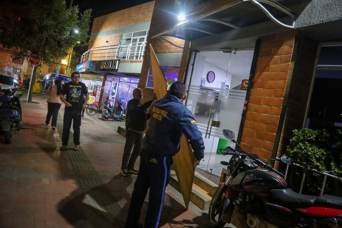 EltrinoCo's tweet photo. 🚨 #Atención | Se registran fuertes enfrentamientos en el Portal Américas entre encapuchados y miembros de la Fuerza Pública.
El lugar permanece con alta tensión.
📸 Fotos: Colprensa https://t.co/5ph6ac6xrU