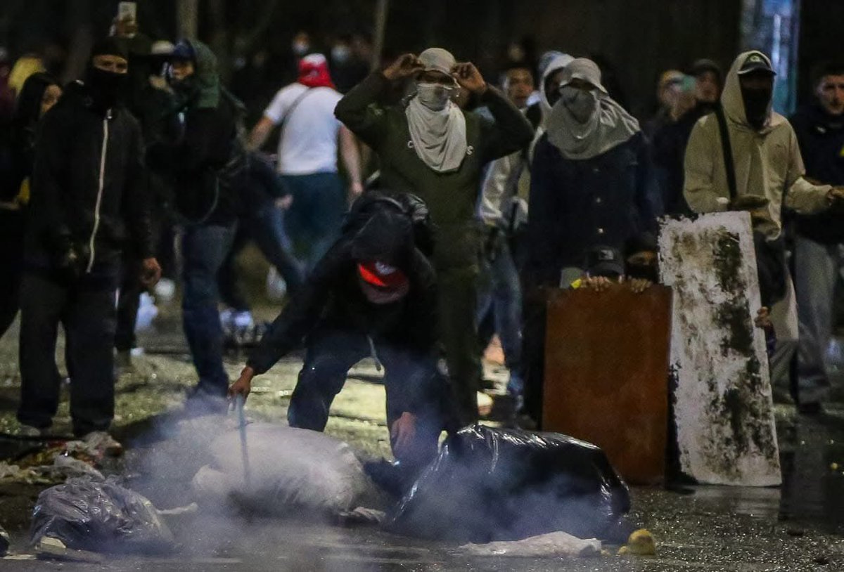 EltrinoCo's tweet photo. 🚨 #Atención | Se registran fuertes enfrentamientos en el Portal Américas entre encapuchados y miembros de la Fuerza Pública.
El lugar permanece con alta tensión.
📸 Fotos: Colprensa https://t.co/5ph6ac6xrU