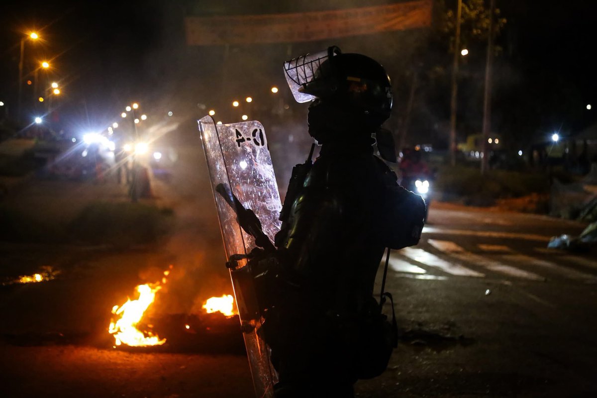 EltrinoCo's tweet photo. 🚨 #Atención | Se registran fuertes enfrentamientos en el Portal Américas entre encapuchados y miembros de la Fuerza Pública.
El lugar permanece con alta tensión.
📸 Fotos: Colprensa https://t.co/5ph6ac6xrU