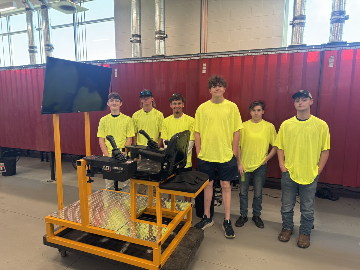 warrickpathways's tweet photo. Thanks to an anonymous donor we were able to purchase a desktop excavator simulator. The class then designed and built a simulation rig to add to the experience. #thankful #catsimulator https://t.co/2pTZExQLPz