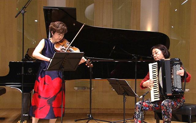 japan_arts's tweet photo. 【オンエア情報】大谷康子@yasuko_ohtaniが司会・演奏を務める毎週土曜BSテレ東8:00~放送「おんがく交差点」
今週5/31は『鍵盤楽器×歌うヴァイオリン』コラボレーション名曲集第62弾✨#御喜美江 さん、#吉田絵奈 さん、#川口成彦 さんのゲスト回再放送です！是非ご覧下さい。https://t.co/Qe2FztJySU https://t.co/ZfjUBrlNwd