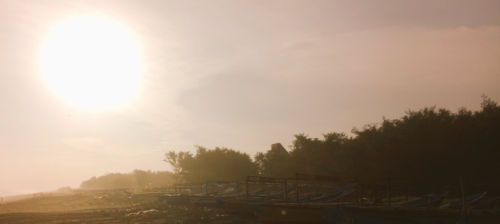 Mari transit sejenak sekadar menikmati seafood..

Pesona matahari tenggelam menyambutmu di tiap-tiap cuaca senja berpihak kepadamu.. 

Atau kalian yang justru hendak menikmatinya dengan cara unik lainnya.. 

Jangan lewatkan.. 

#VisitJatimalang
#EnjoyJatimalang
#JatimalangBeach