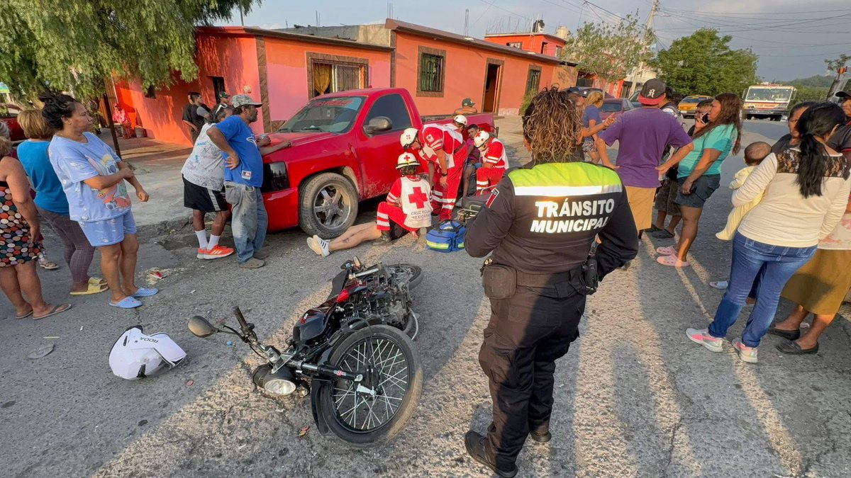 Sí terrible que la conductora de la camioneta no hiciera su alto obligatorio…  pero ¿¿¿por qué coño llevaban a una bebé de 10 meses en una moto?????  Algo de sentido común carajo!!!!