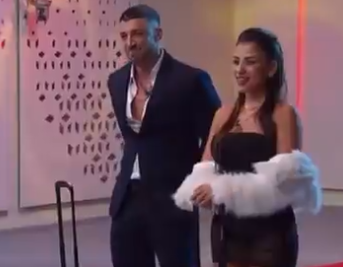 Taenojado145521's tweet photo. Recién caigo que parece el hijo de una pareja separada #GranHermano https://t.co/zD8mJUKRnf
