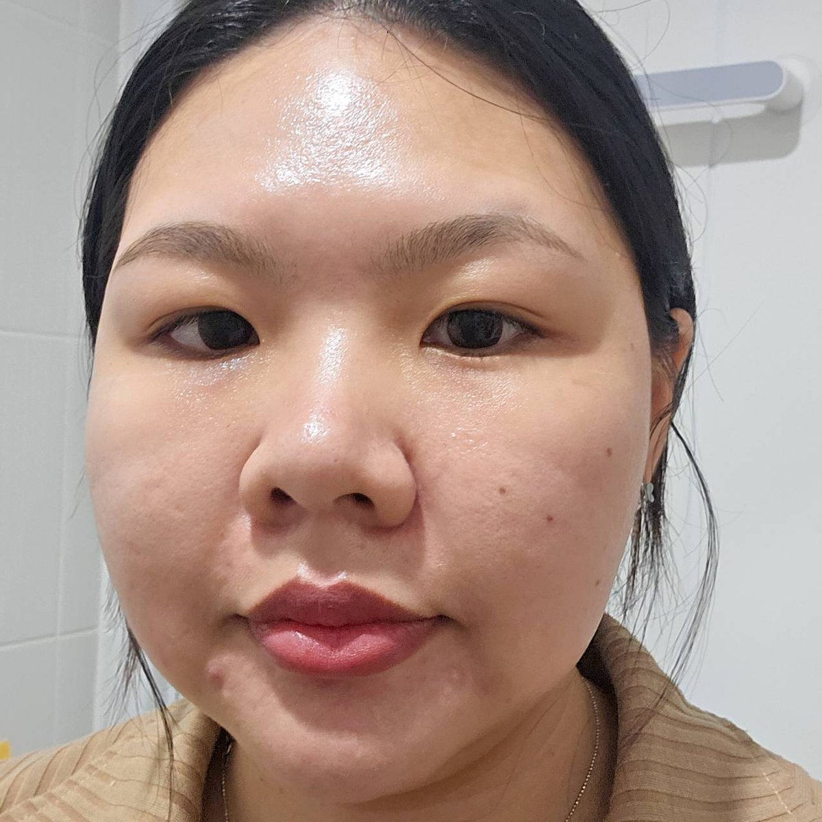 ใครไม่เคยลองตัวนี้ถือว่าพลาดมากกกก กันแดดลาโรชแถบม่วงง น้องใหม่ของลาโรช-โพเซย์ เค้าเข้าไทยแล้วจ้า ดีใจอะ 
ทางนี้รีบพุ่งตัวไปจัดเลย เพราะเค้าขึ้นชื่อเรื่องกันแดดได้ดีที่สุดแล้วในตลอดนี้ เค้าเป็นกันแดดที่เนื้อบางเบามาก ทาปุ๊บซึมเลยอ่ะ แต่งหน้าต่อไม่เป็นขุยแน่นอน กันเหงื่อ กันน้ำ