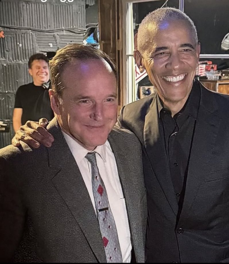 Philinda_AoS's tweet photo. Clark hanging on to his new bestie, George Clooney, along with meeting President Obama. What a NIGHT 

#GoodnightandGoodLuck #GeorgeClooney #ClarkGregg #PresidentObama #NYC #Theatre https://t.co/HbNQQxmlRg