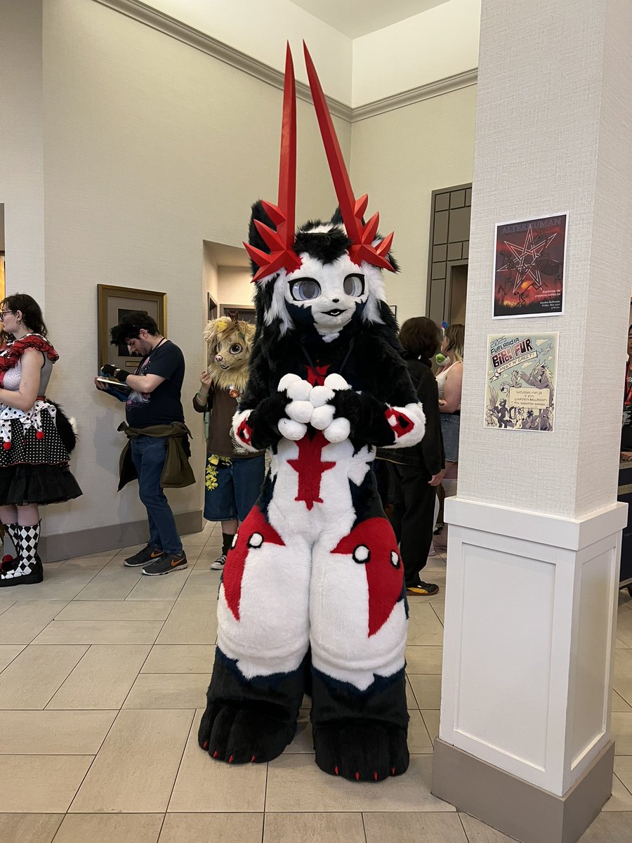 StrayBlazer's tweet image. A legendary valentine @TheFluffySeraph appeared from con #Furlandia #Furlandia2025