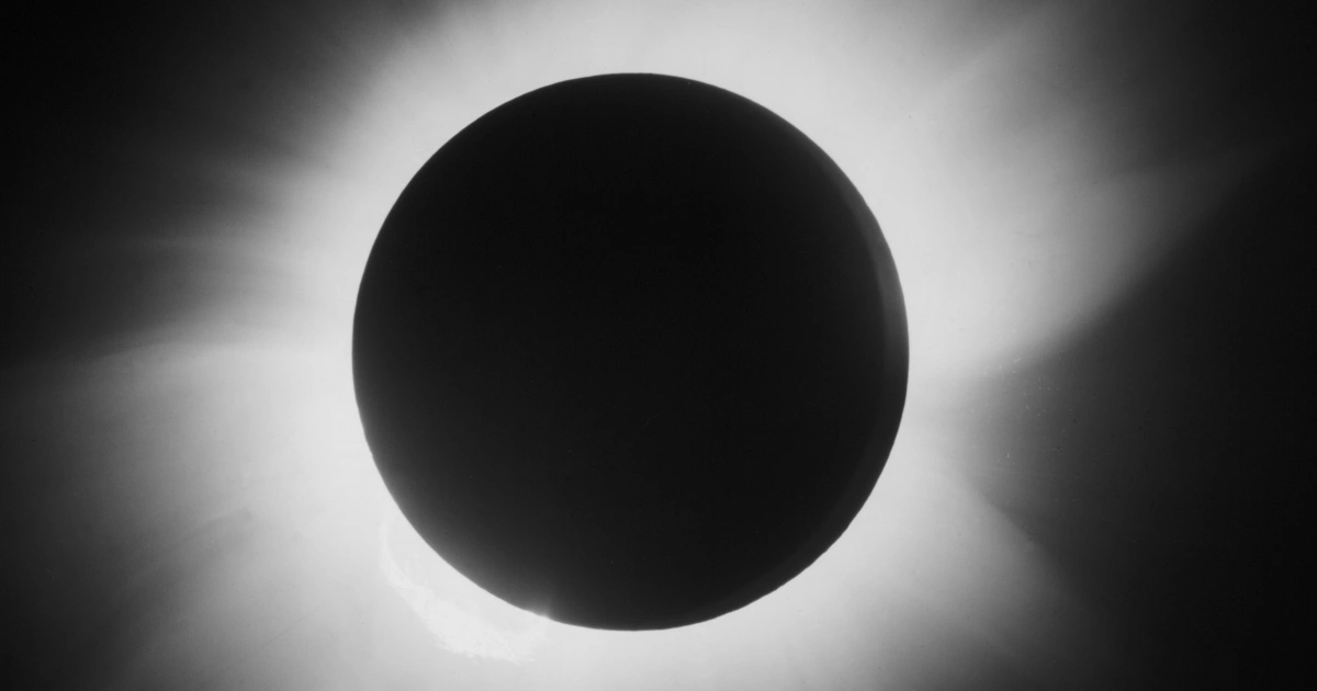 DistrictNavsari's tweet photo. 29/05/1919 – #Einstein’s #GeneralTheoryOfRelativity was confirmed! 🌒🔭
👨🔬 #SirArthurEddington observed starlight bending during a total #SolarEclipse 🌠
✅ First experimental proof that #Gravity bends #Light – #Spacetime is curved!
#Physics #Relativity #Astronomy #OnThisDay https://t.co/mIkXwmywqt