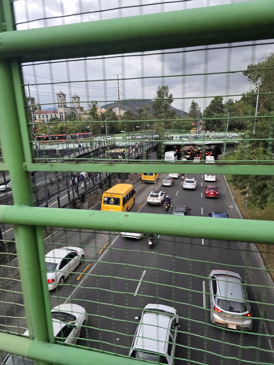 ale_mlicerio's tweet photo. @OVIALCDMX Y no conformes con paralizar la ciudad, transitan por carril confinado.....y la autoridad??? https://t.co/88fvJGxGiZ