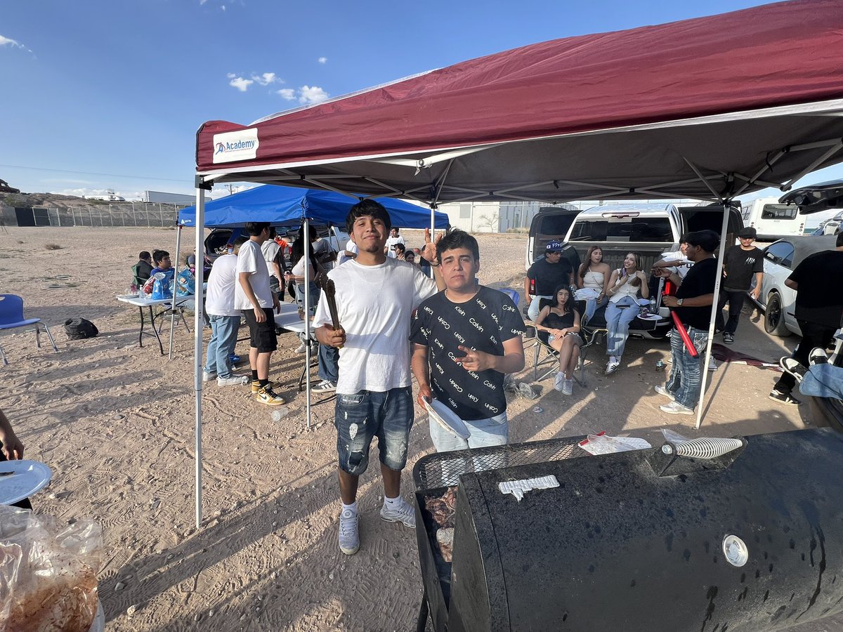 Montoya_Daniel1's tweet photo. Sending off our seniors with a cookout and sunset. @EEast915 https://t.co/oyQCHl4nrs