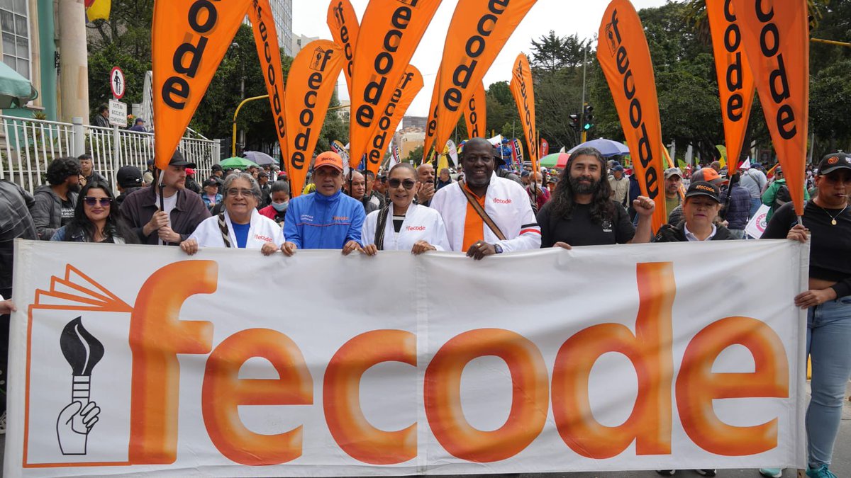 julioesco2's tweet photo. Somos clase trabajadora, somos maestras y maestros que deseamos un mejor presente - futuro para todos los que habitamos este país. #SiPodemos @fecode @cutcolombia @CarlosRFecode @geoarroyo https://t.co/4uBYEXdnjd