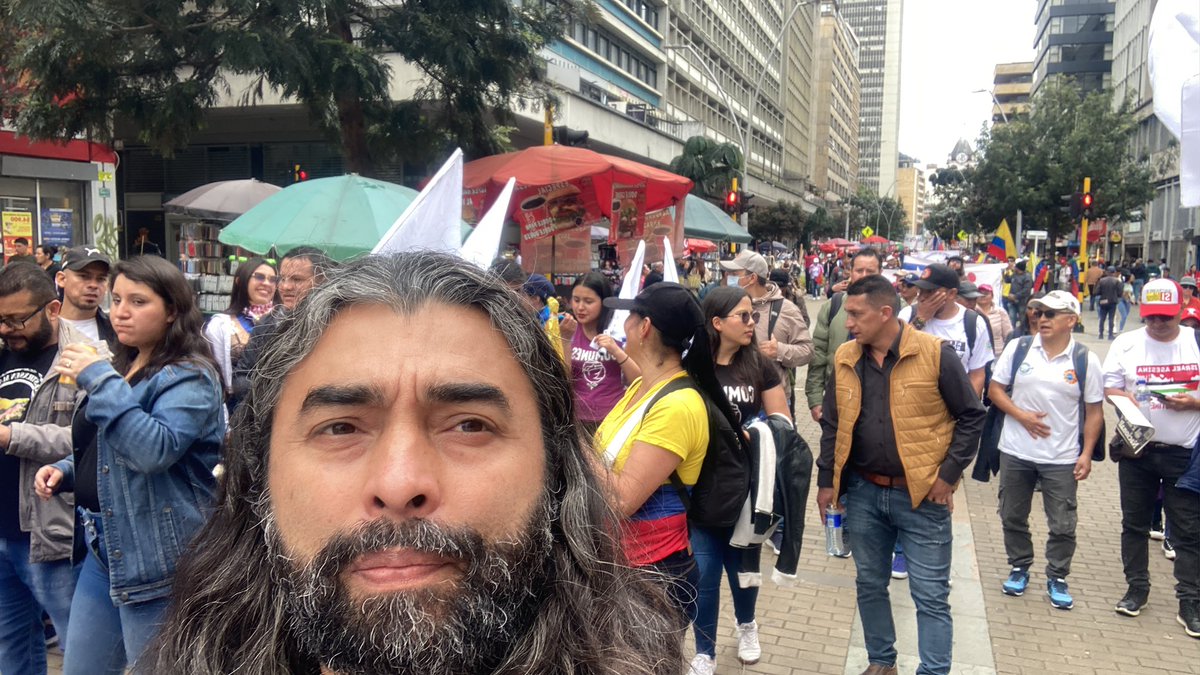 julioesco2's tweet photo. Somos clase trabajadora, somos maestras y maestros que deseamos un mejor presente - futuro para todos los que habitamos este país. #SiPodemos @fecode @cutcolombia @CarlosRFecode @geoarroyo https://t.co/4uBYEXdnjd