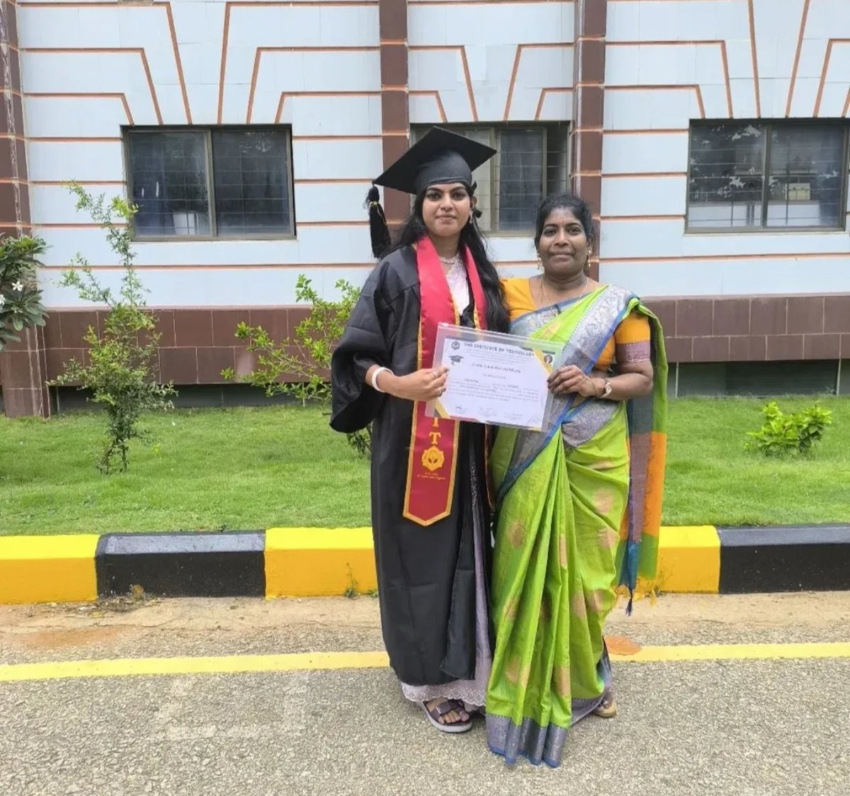 ShuklaBose's tweet photo. girls too can do well in education &amp; need to stay away from early marriage. We have supported Vaishnavi's education right through. Today we have proved to her &amp; her entire community that we were right. Bharathi has been an encouraging mother. https://t.co/1IX6sNkFWl
