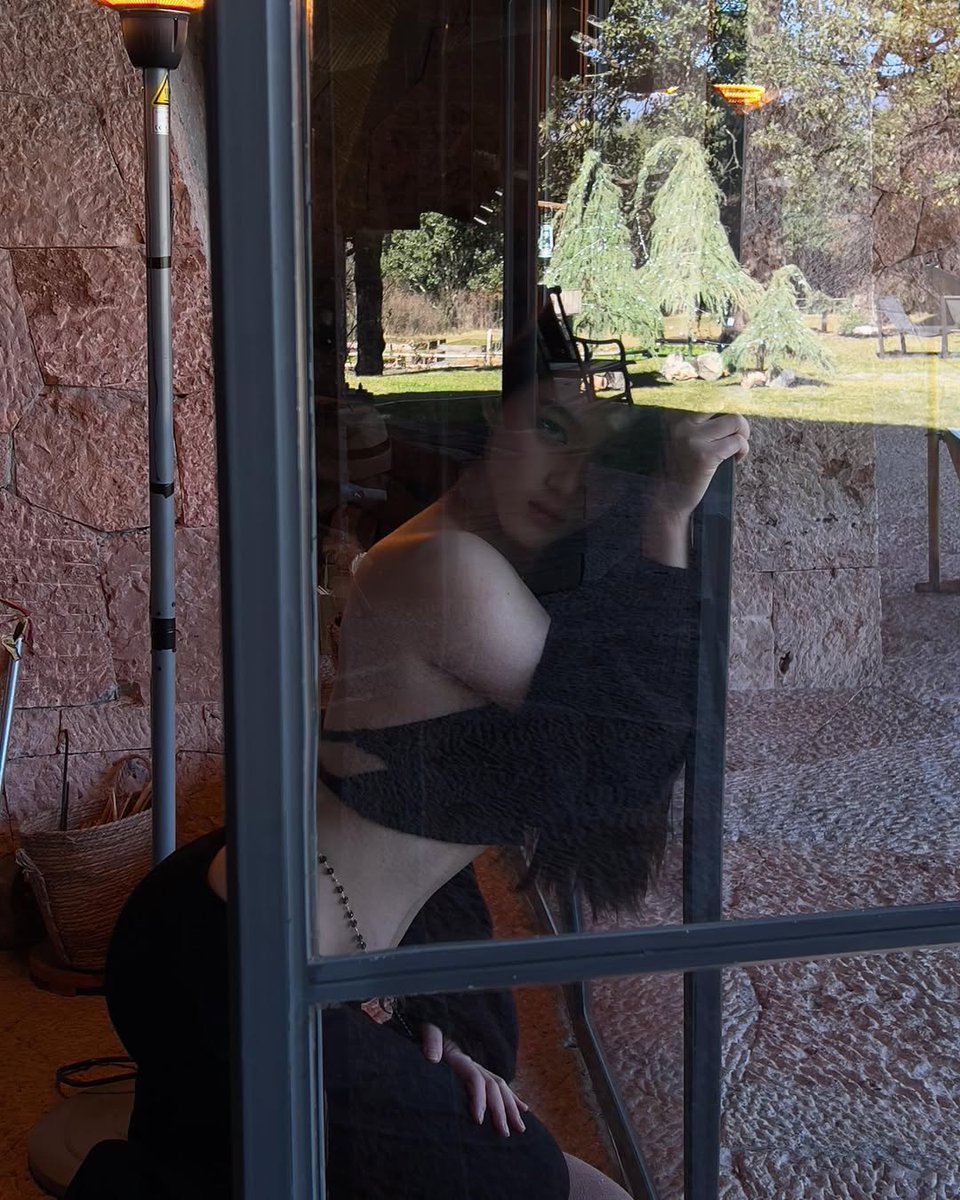 𝘏𝘦𝘺..𝘤𝘢𝘯 𝘐 𝘮𝘢𝘬𝘦 𝘺𝘰𝘶 𝘴𝘵𝘰𝘱 𝘴𝘤𝘳𝘰𝘭𝘭𝘪𝘯𝘨?