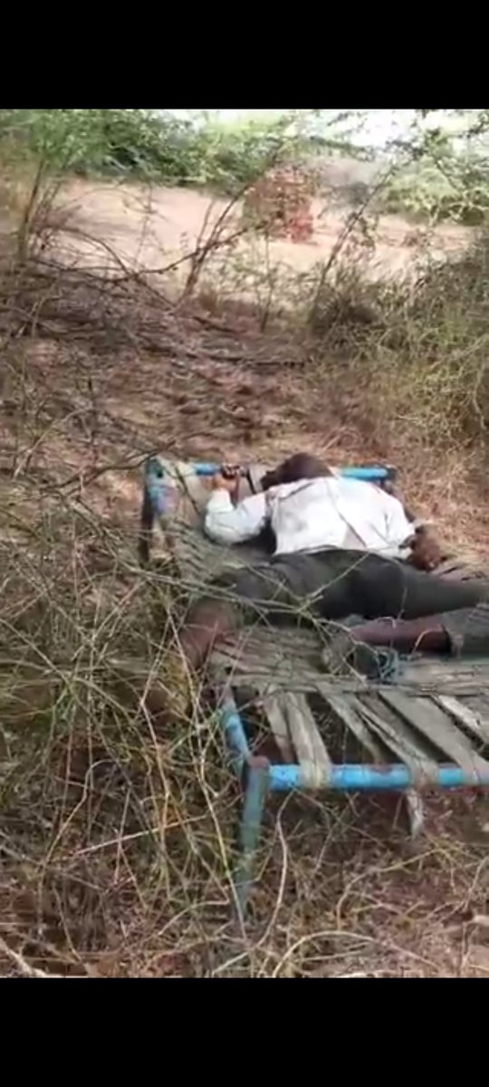 जालोर आदिवासी युवक पोलाराम की दिल दहलाने वाली हत्या ने इंसानियत को शर्मसार कर दिया उसी के बेरे की चारपाई पर उसका शव पड़ा मिला,गले पर गहरी चोटें,हाथ टूटे हुए यह क्रूरता की सारी हदें पार करता है।यह सिर्फ एक हत्या नहीं,बल्कि समाज के कमजोर वर्गों पर बढ़ते अत्याचार का भयावह चेहरा है।