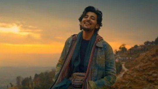 ReemaGauncarDZ's tweet photo. ~Kaash Aisa Bhi Hota
~Piya Re

The scenic drone shots of the snow clad mountains &amp; forests between changing weather conditions @DarshanRavalDZ &amp; entire team working hard, taking risks for the music video, was all worth it.

It was a pure cinematic experience for us bluefamily.
💙 https://t.co/K9SbdjoFHr