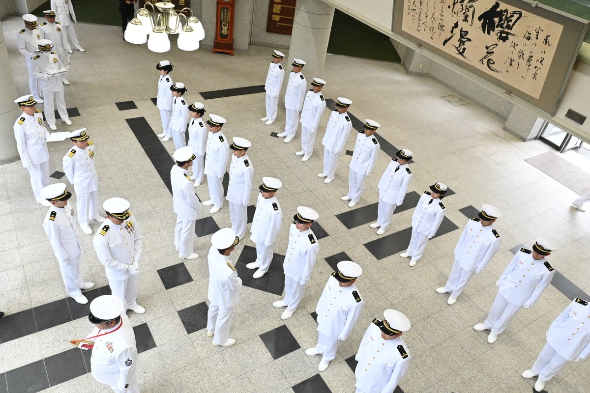 JMSDF_MOCS's tweet photo. 第８期医科歯科看護科幹部候補生課程は修業前の分隊点検 を受けました👀  学生は短くも濃密な２か月を経て成長した姿で、医官・看 護官としての熱い決意を述べていました🔥  #JMSDF #MOCS #海上自衛隊幹部候補生学校 #海上自衛隊 https://t.co/I9vRPte1TJ